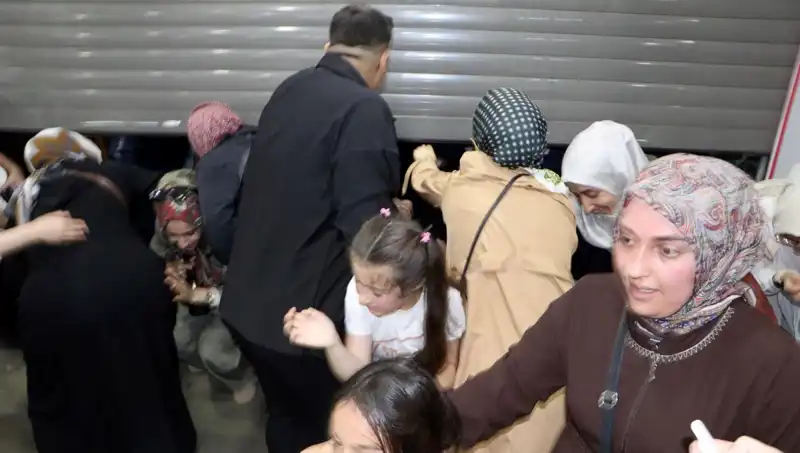 Alışveriş Merkezinde Yüzde 50 İndirim Rüzgarı: Müşteriler İzdiham Yaratıyor!