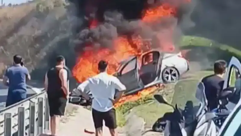 TEM Otoyolunda Meydana Gelen Kazada Otomobil Alev Alev Yandı