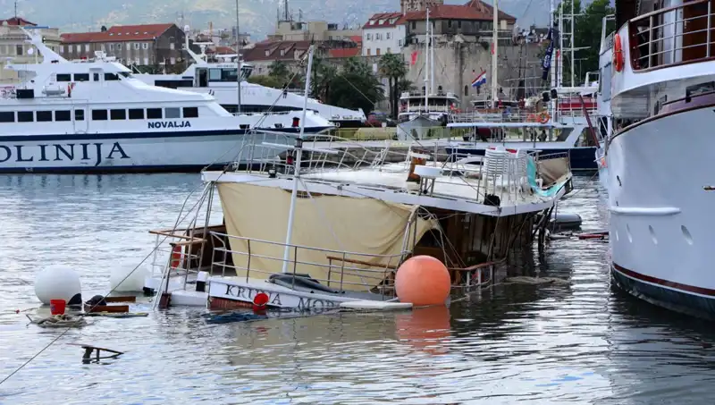 Hırvatistan'da Şiddetli Yağış ve Fırtına: Feribot Çarpınca Gemiyi Batırdı