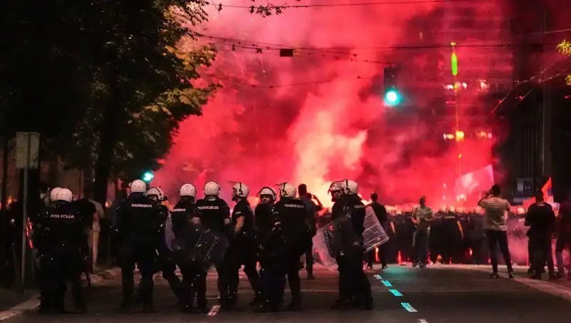 Sırbistan'da Erken Seçim İçin On Binler Sokağa Çıktı: Gözaltılarla Büyüyen Protestolar