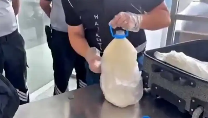 Havalimanında Süt Şişesi İçinde Ele Geçirilen 12 Kilo 800 Gram Uyuşturucu Şok Yarattı