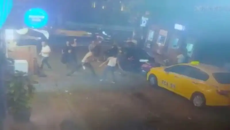 Beyoğlu’nda Göz Göze Geldi, Laf Atma Kavgası Kanlı Bitti!