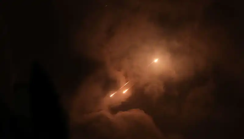 İran’ın Gece Saldırı Stratejisi: Füzelerin Ateşleme Saatleri Tesadüf Mü?