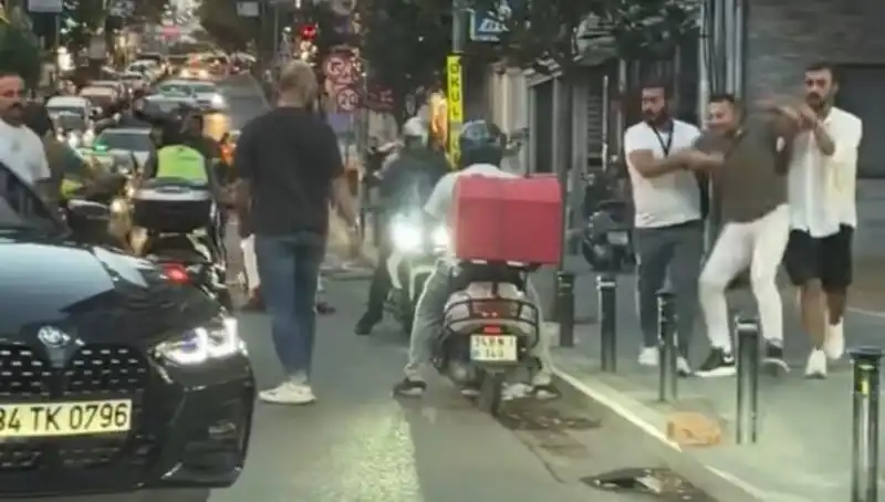 Nişantaşı’nda Yolda İki Kadın Arasında Sopalı Kavga Gerginliği