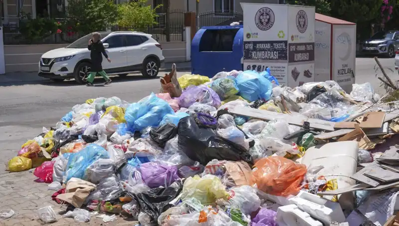 İzmir’de Çöp Yığınları: Nedenleri ve Çözüm Önerileri