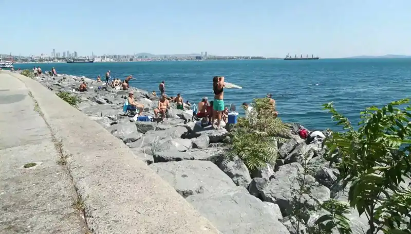 İstanbul'da Hava Sıcaklığı Artınca Plajların Dolup Taşması Kaçınılmaz Oldu!