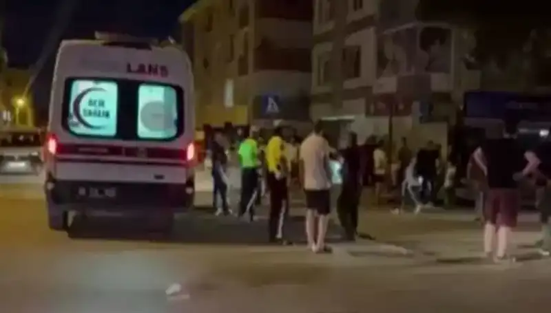 Alkollü Sürücü, Tartıştığı Yayalara Kamyonetle Çarparak Kaçtı