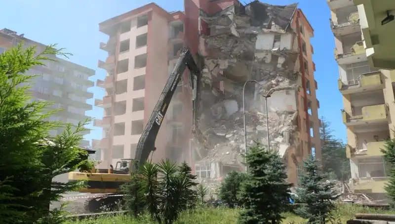 İki Bina Yıkılıyor: Deprem Değil Dalgalar Suçu Üstlendi
