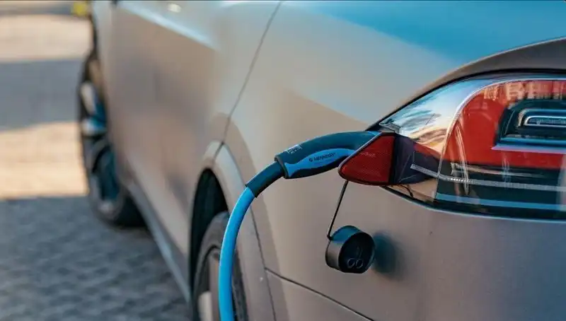 Elektrikli Araç Satışları Düşüşte: Tüketiciler Neden Kararsız Kaldı?