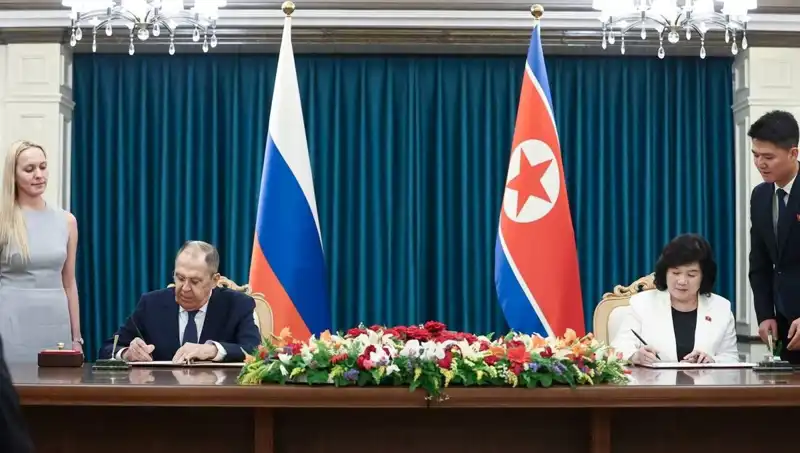 Rusya ve Kore: Lavrov'un Kuzey Koreli Mevkidaşıyla Yüz Yüze Görüşmesi