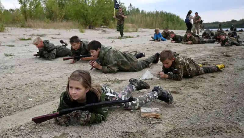 8 Yaşındaki Rus Çocuklar Askeri Kampta: Savaşın Karanlık Yüzüyle Tanışıyorlar