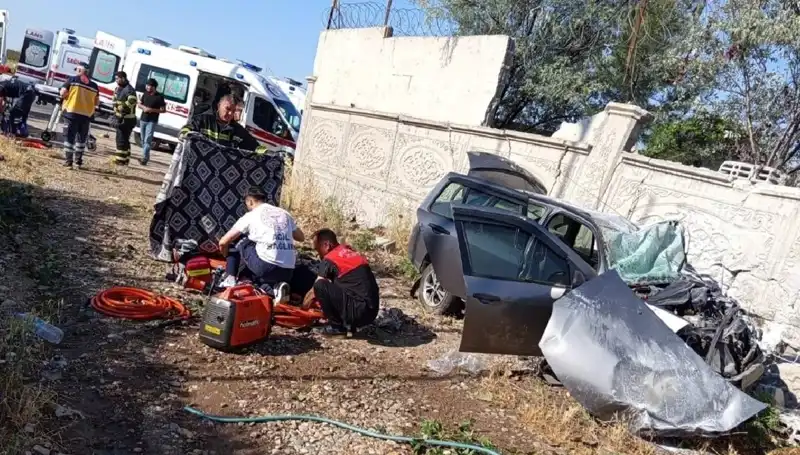 Lastiği Patlayan Araç İstinat Duvarına Çarptı: Feci Kaza Sonrası Trajedi