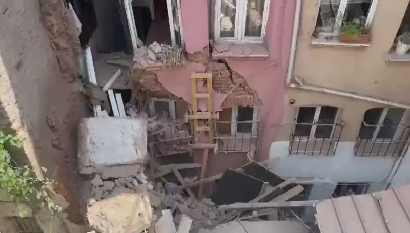 İstanbul’da Üç Katlı Binanın Balkonu Çöktü: Korku Dolu Anlar