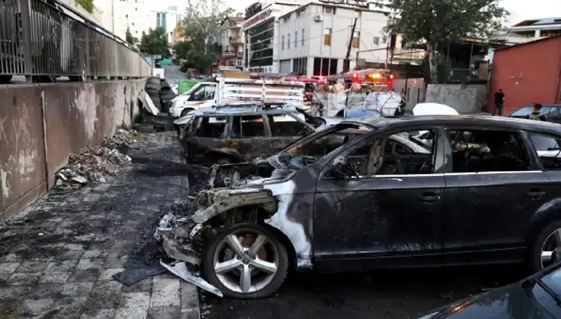 Sanayide Bekleyen Araçların Alev Alev Yanması: Neler Oldu?