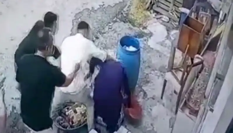 Başakşehir'de Tuhaf Olay: Baba-Oğul, Bidon Sebebiyle Kadınla Kavga Etti!