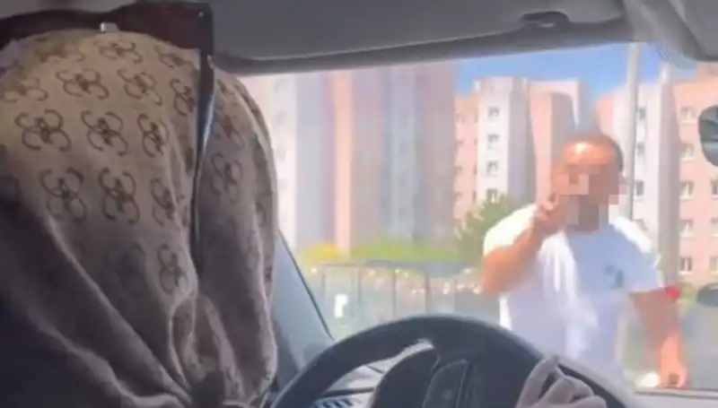 Trafikte Dehşet Anları: Aracın Camını Yumruklayan Sürücüler!