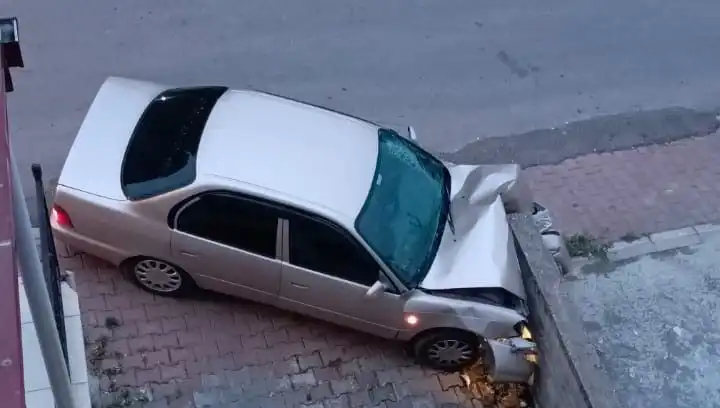 Kontrolü Kaybeden Araç Duvara Çarptı: Olay Yerinden Canlı Gelişmeler