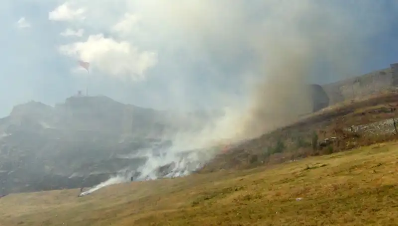 Kars Kalesi’nin Eteklerinde Patlak Veren Tehlikeli Anız Yangını