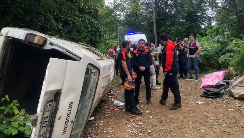 Rize'de Feci Kaza: Minibüs Yamaçtan Yuvarlandı, İki Can Gitti