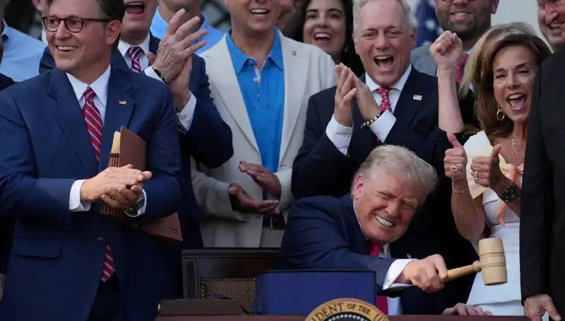 Trump, Yeni Yasa Tasarısını İmzaladı: Hedefler ve Beklentiler Neler?