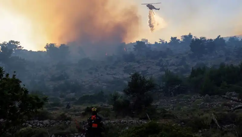 Eğriboz Adası'nda Feci Orman Yangını: İki Köy Tahliye Edildi!