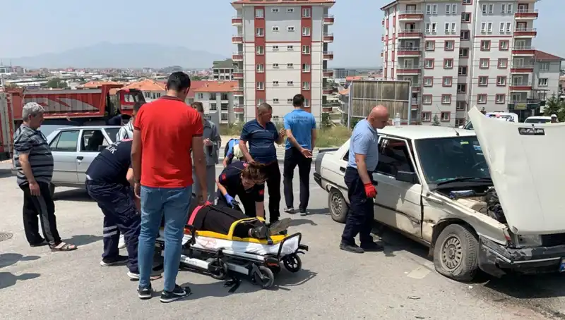 Kavşakta Meydana Gelen Kaza: İki Yaralı Var!